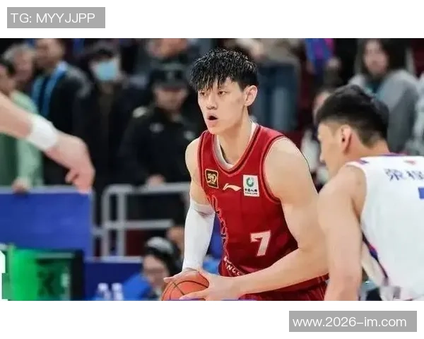 曾凡博突破遭遇压力险些失误及时回传队友化解危机